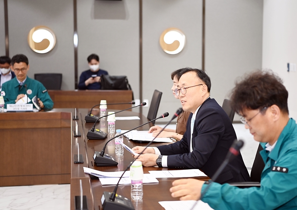 이한경 행정안전부 재난안전관리본부장이 10일 정부세종청사에서 열린 ‘제5차 국가안전관리기본계획 수립 관계기관 대책회의’를 주재하고 있다.