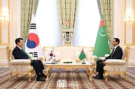 윤석열 대통령이 10일(현지시간) 투르크메니스탄 아시가바트 대통령궁에서 세르다르 베르디무함메도프(Serdar Berdymukhammedov) 투르크메니스탄 대통령과 한-투르크메니스탄 단독회담을 하고 있다. 