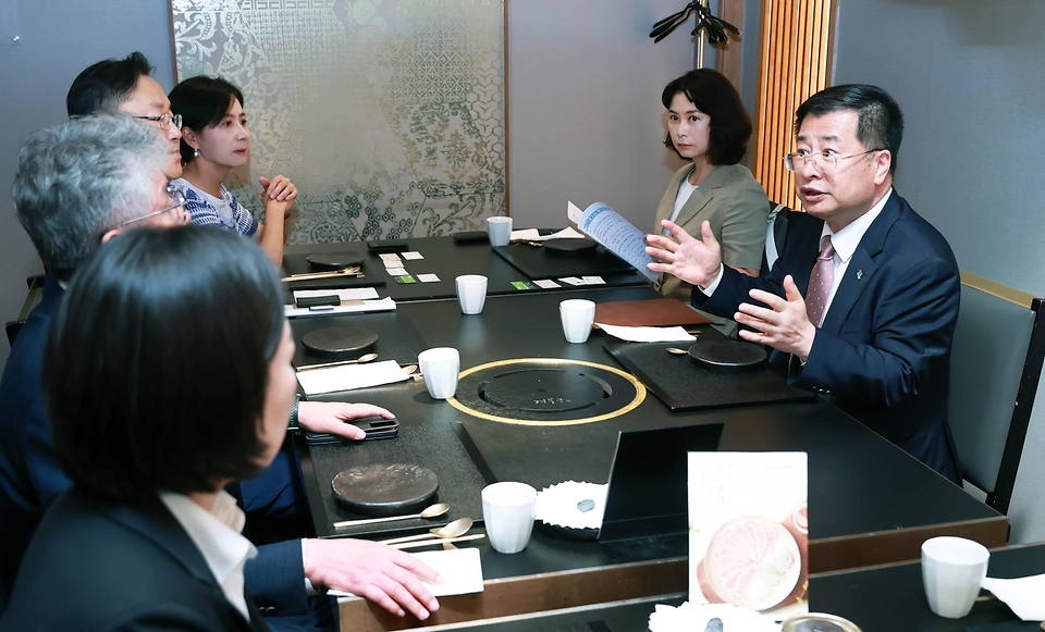 강경성 산업통상자원부 1차관이 12일 서울 강남구 오크우드 프리미어호텔에서 열린 고속성장 중견기업 CEO 간담회를 주재하고 있다.