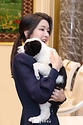김건희 여사가 10일(현지시간) 투르크메니스탄 아시가바트 한 호텔에서 열린 국빈만찬에서 투르크메니스탄 국견인 알라바이를 안아 보고 있다. 