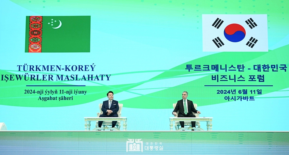 윤석열 대통령이 11일(현지시간) 투르크메니스탄 아시카바트의 상공회의소에서 열린 ‘한-투르크메니스탄 비즈니스 포럼’에 투르크메니스탄 국가최고지도자 겸 인민이사회 의장인 구르반굴리 베르디무함메도프(Gurbanguly Berdymukhammedov) 전 대통령과 참석했다.