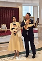 윤석열 대통령과 김건희 여사가 11일(현지시간) 투르크메니스탄 아시가바트 한 호텔에서 열린 투르크메니스탄 국가최고지도자 겸 인민이사회 의장인 구르반굴리 베르디무함메도프(Gurbanguly Berdymukhammedov) 전 대통령 부부와의 친교 오찬 뒤 투르크메니스탄 국견인 알라바이를 안고 즐거워하고 있다.