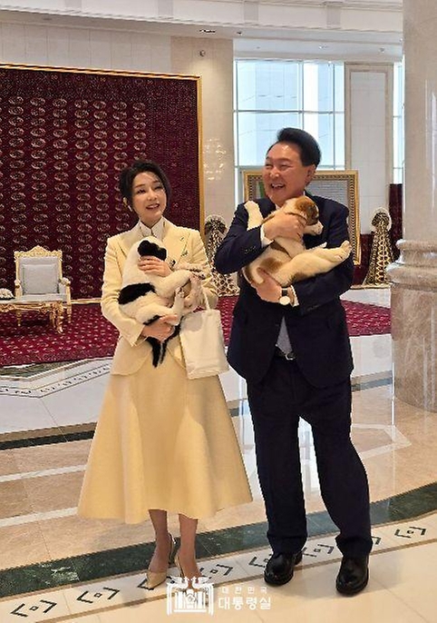 윤석열 대통령과 김건희 여사가 11일(현지시간) 투르크메니스탄 아시가바트 한 호텔에서 열린 투르크메니스탄 국가최고지도자 겸 인민이사회 의장인 구르반굴리 베르디무함메도프(Gurbanguly Berdymukhammedov) 전 대통령 부부와의 친교 오찬 뒤 투르크메니스탄 국견인 알라바이를 안고 즐거워하고 있다.