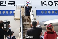 윤석열 대통령과 김건희 여사가 11일(현지시간) 투르크메니스탄 아시가바트 국제공항에서 다음 국빈 방문지인 카자흐스탄으로 향하기 위해 전용기인 공군 1호기에 올라 환송 나온 투르크메니스탄 국가최고지도자 겸 인민이사회 의장인 구르반굴리 베르디무함메도프(Gurbanguly Berdymukhammedov) 전 대통령 부부와 인사하고 있다.