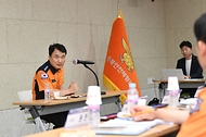 남화영 소방청장이 11일 충북 청주시 충북안전체험관을 방문해 직원들과 남.다.름 소통 간담회를 하고 있다.