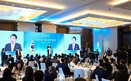 윤석열 대통령이 11일(현지시간) 카자흐스탄 아스타나의 한 호텔에서 열린 고려인 동포·재외국민 초청 간담회에서 격려사를 하고 있다.