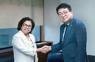 최남호 산업통상자원부 2차관이 11일 서울 종로구 석탄회관 대회의실에서 열린 ‘한-칠레 핵심광물 비즈니스라운드테이블’에서 아우로라 윌리엄스(Aurora Williams) 칠레 광업부 장관과 악수하며 기념 촬영을 하고 있다.