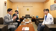 고광효 관세청장이 11일(화) 충남대학교병원 ‘환아 의료비 지원 협약’ 체결식에 참석해 조강희 충남대학교병원 병원장을 만나 대화를 나누고 있다.