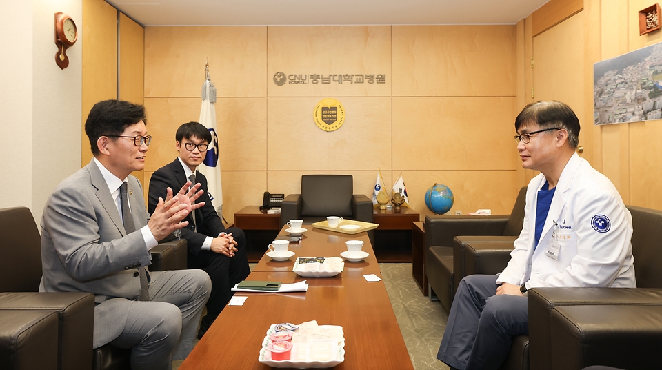 고광효 관세청장이 11일(화) 충남대학교병원 ‘환아 의료비 지원 협약’ 체결식에 참석해 조강희 충남대학교병원 병원장을 만나 대화를 나누고 있다.