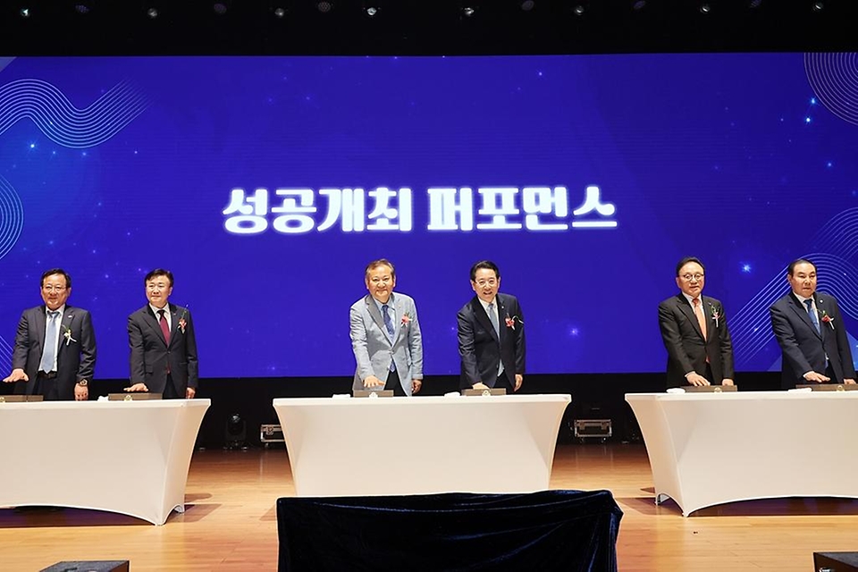 이상민 행정안전부 장관이 11일 전남 여수시 여수엑스포컨벤션센터에서 열린 ‘2026 세계섬박람회 결의대회’에 참석해 주요 내빈들과 성공 개최를 기원하는 핸드프린팅 퍼포먼스를 하고 있다.