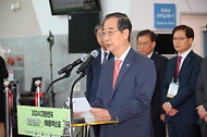 한덕수 국무총리가 12일 경기도 고양시 킨텍스에서 열린 2024 대한민국 고졸인재 채용엑스포 개막식에서 축사하고 있다.