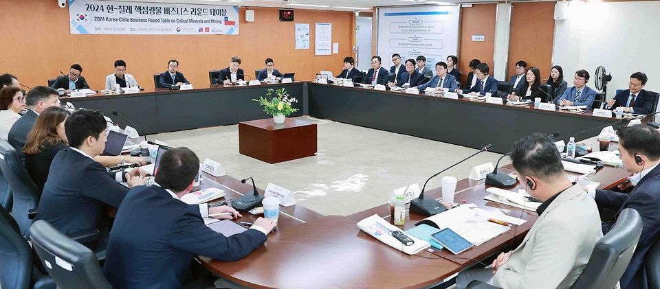 최남호 산업통상자원부 2차관이 11일 서울 종로구 석탄회관 대회의실에서 열린 ‘한-칠레 핵심광물 비즈니스라운드테이블’에서 개회사를 하고 있다. 