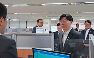 김소영 금융위원회 부위원장이 12일 오전 서울 중구 중앙 서민금융통합지원센터에 방문해 소액생계비대출 운영 현황을 살펴보고 이용자 및 상담센터 직원들의 애로사항 등을 청취하고 있다.