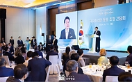 윤석열 대통령이 11일(현지시간) 카자흐스탄 아스타나의 한 호텔에서 열린 고려인 동포·재외국민 초청 간담회에서 격려사를 하고 있다.