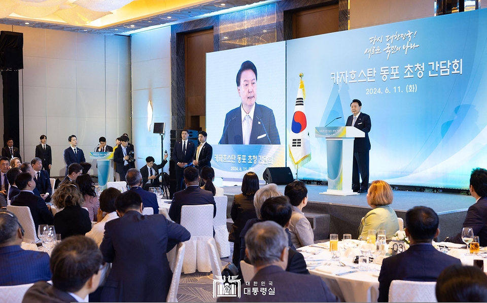 윤석열 대통령이 11일(현지시간) 카자흐스탄 아스타나의 한 호텔에서 열린 고려인 동포·재외국민 초청 간담회에서 격려사를 하고 있다.