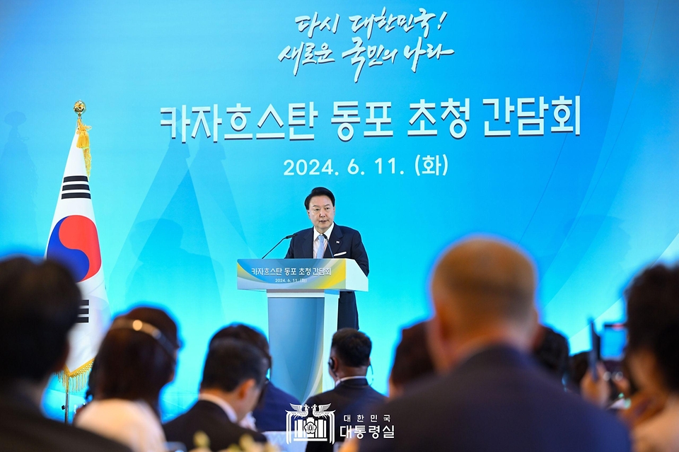 윤석열 대통령이 11일(현지시간) 카자흐스탄 아스타나의 한 호텔에서 열린 고려인 동포·재외국민 초청 간담회에서 격려사를 하고 있다.