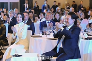 윤석열 대통령과 김건희 여사가 11일(현지시간) 카자흐스탄 아스타나의 한 호텔에서 열린 고려인 동포·재외국민 초청 간담회에서 고려인 동포 청소년 무용단의 문화 공연을 관람하며 박수치고 있다. 
