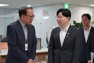 김소영 금융위원회 부위원장이 12일 오전 서울 중구 중앙 서민금융통합지원센터에 방문해 소액생계비대출 운영 현황을 살펴보고 이용자 및 상담센터 직원들의 애로사항 등을 청취하고 있다.