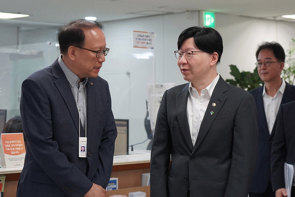 김소영 금융위원회 부위원장이 12일 오전 서울 중구 중앙 서민금융통합지원센터에 방문해 소액생계비대출 운영 현황을 살펴보고 이용자 및 상담센터 직원들의 애로사항 등을 청취하고 있다.