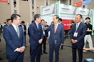 한덕수 국무총리가 12일 경기도 고양시 킨텍스에서 열린 2024 대한민국 고졸인재 채용엑스포에서 참여 부스를 돌아보고 있다.