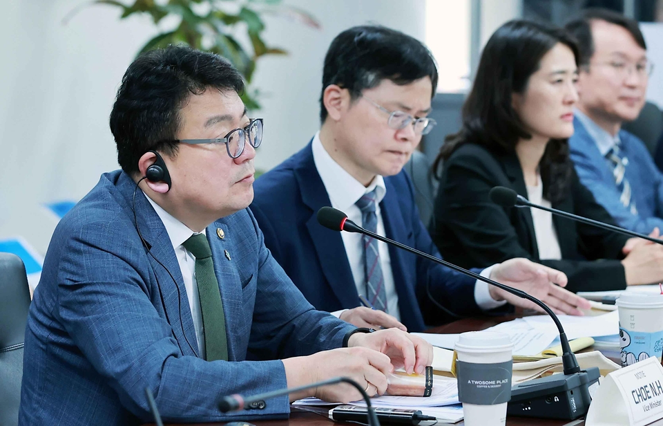 최남호 산업통상자원부 2차관이 11일 서울 종로구 석탄회관 대회의실에서 열린 ‘한-칠레 핵심광물 비즈니스라운드테이블’에서 양국 간 리튬, 구리 등 핵심광물 협력 등을 논의하고 있다.