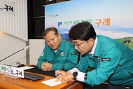 이상민 행정안전부 장관이 12일 전남 구례군청에서 전북 부안군 일원에서 발생한 지진관련 상황판단회의에 대해서 설명을 듣고 있다.