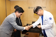 고광효 관세청장이 11일(화) 충남대학교병원 ‘환아 의료비 지원 협약’ 체결식에 참석해 조강희 충남대학교병원 병원장을 만나 악수를 나누고 있다.