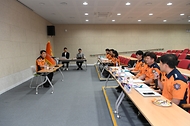 남화영 소방청장이 11일 충북 청주시 충북안전체험관을 방문해 직원들과 남.다.름 소통 간담회를 하고 있다.