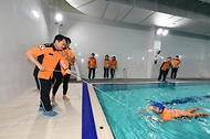 남화영 소방청장이 11일 충북 청주시 충북안전체험관을 방문해 여름철 자연재난 발생 대비 수난체험시설을 점검하고 있다. 