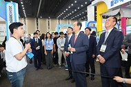 한덕수 국무총리가 12일 경기도 고양시 킨텍스에서 열린 2024 대한민국 고졸인재 채용엑스포에서 참여 부스를 돌아보고 있다.