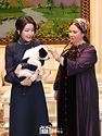 김건희 여사가 10일(현지시간) 투르크메니스탄 아시가바트 한 호텔에서 열린 국빈만찬에서 투르크메니스탄 국견인 알라바이를 안고 투르크메니스탄 베르디무하메도프 여사와 이야기를 나누고 있다. 