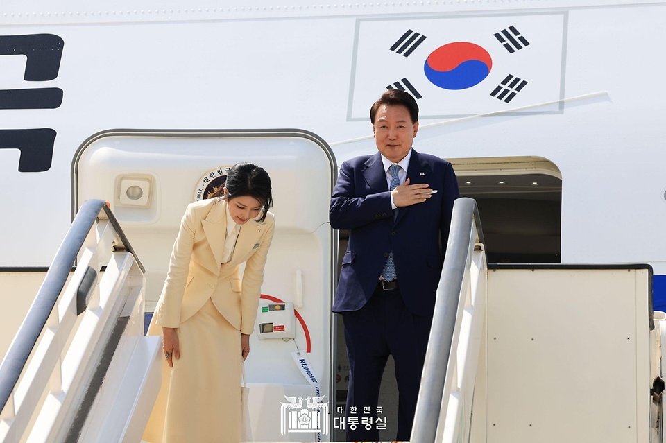 윤석열 대통령과 김건희 여사가 11일(현지시간) 투르크메니스탄 아시가바트 국제공항에서 다음 국빈 방문지인 카자흐스탄으로 향하기 위해 전용기인 공군 1호기에 올라 환송 나온 투르크메니스탄 국가최고지도자 겸 인민이사회 의장인 구르반굴리 베르디무함메도프(Gurbanguly Berdymukhammedov) 전 대통령 부부와 인사하고 있다.