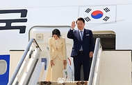 윤석열 대통령과 김건희 여사가 11일(현지시간) 투르크메니스탄 아시가바트 국제공항에서 다음 국빈 방문지인 카자흐스탄으로 향하기 위해 전용기인 공군 1호기에 올라 환송 나온 투르크메니스탄 국가최고지도자 겸 인민이사회 의장인 구르반굴리 베르디무함메도프(Gurbanguly Berdymukhammedov) 전 대통령 부부와 인사하고 있다.