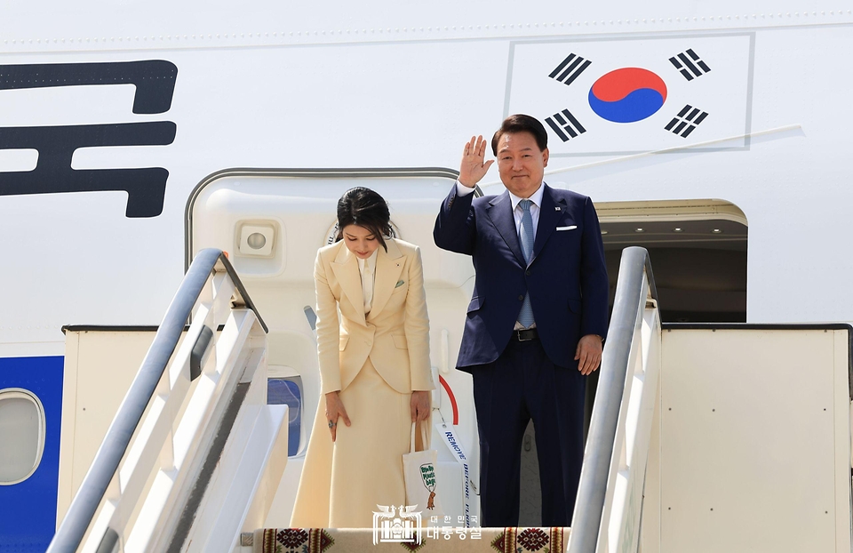윤석열 대통령과 김건희 여사가 11일(현지시간) 투르크메니스탄 아시가바트 국제공항에서 다음 국빈 방문지인 카자흐스탄으로 향하기 위해 전용기인 공군 1호기에 올라 환송 나온 투르크메니스탄 국가최고지도자 겸 인민이사회 의장인 구르반굴리 베르디무함메도프(Gurbanguly Berdymukhammedov) 전 대통령 부부와 인사하고 있다.