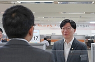 김소영 금융위원회 부위원장이 12일 오전 서울 중구 중앙 서민금융통합지원센터에 방문해 소액생계비대출 운영 현황을 살펴보고 이용자 및 상담센터 직원들의 애로사항 등을 청취하고 있다.