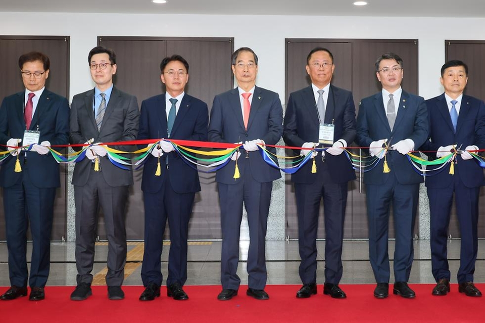 한덕수 국무총리를 비롯한 주요 참석자들이 12일 경기도 고양시 킨텍스에서 열린 2024 대한민국 고졸인재 채용엑스포 개막식에서 테이프 커팅을 하고 있다.