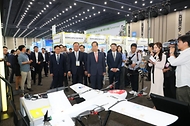한덕수 국무총리가 12일 경기도 고양시 킨텍스에서 열린 2024 대한민국 고졸인재 채용엑스포에서 참여 부스를 돌아보며 설명을 듣고 있다.