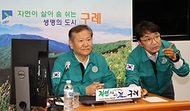 이상민 행정안전부 장관이 12일 전남 구례군청에서 전북 부안군 일원에서 발생한 지진관련 상황판단회의에 대해서 설명을 듣고 있다.