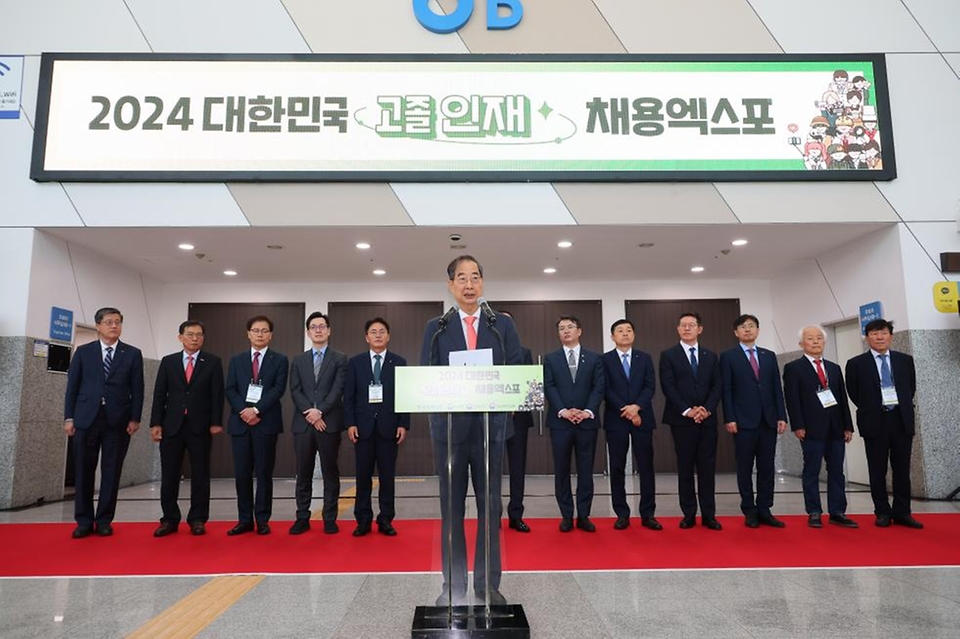한덕수 국무총리가 12일 경기도 고양시 킨텍스에서 열린 2024 대한민국 고졸인재 채용엑스포 개막식에서 축사하고 있다.