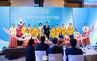 윤석열 대통령과 김건희 여사가 11일(현지시간) 카자흐스탄 아스타나의 한 호텔에서 열린 고려인 동포·재외국민 초청 간담회에서 고려인 동포 청소년 무용단의 문화 공연을 관람 뒤 기념 촬영을 하고 있다. 