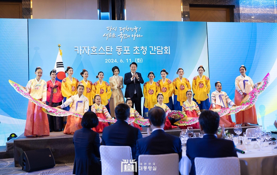 윤석열 대통령과 김건희 여사가 11일(현지시간) 카자흐스탄 아스타나의 한 호텔에서 열린 고려인 동포·재외국민 초청 간담회에서 고려인 동포 청소년 무용단의 문화 공연을 관람 뒤 기념 촬영을 하고 있다. 