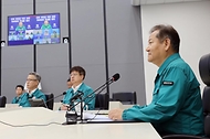 이상민 행안부 장관이 12일 정부세종청사 중앙재난안전상황실에서 전북 부안군 지진과 관련하여 현장 상황관리 등 대비 태세를 점검하는 중앙재난안전대책본부 회의를 주재하고 있다.