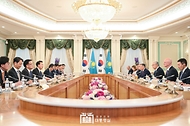 윤석열 대통령과 카슴-조마르트 토카예프 카자흐스탄 대통령이 12일(현지시간) 카자흐스탄 아스타나 대통령궁에서 확대 정상회담을 하고 있다.