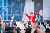 8일 오후 서울시 송파구 올림픽공원 88잔디마당에서 열린 제1회 대한민국 보훈 문화제 2024 코리아 메모리얼 페스타에서 시민들이 공연을 즐기고 있다.