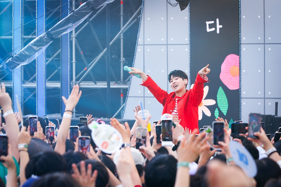 8일 오후 서울시 송파구 올림픽공원 88잔디마당에서 열린 제1회 대한민국 보훈 문화제 2024 코리아 메모리얼 페스타에서 시민들이 공연을 즐기고 있다.
