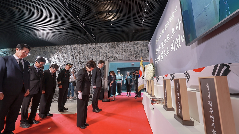 강정애 국가보훈부 장관이 10일 오후 경기도 화성시 화성독립운동기념관에서 열린 고주리 순국선열 합동 봉송식에 참석해 헌화 및 분향을 하고 있다.