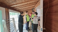 강정애 국가보훈부 장관이 4일 오후 경기도 안양시에 위치한 월남참전유공자 이헌주 씨 자택에서 열린 보훈공단 주거개선사업 킥오프 행사에 참석하여 현장을 점검하고 청년보좌역들과 함께 자택 주변에 꽃을 심고 봉사활동을 하고 있다.