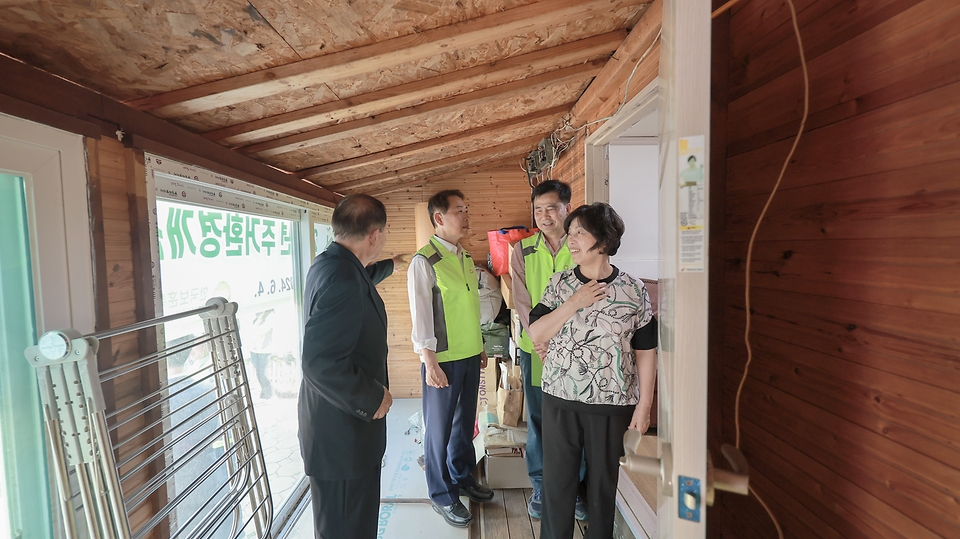 강정애 국가보훈부 장관이 4일 오후 경기도 안양시에 위치한 월남참전유공자 이헌주 씨 자택에서 열린 보훈공단 주거개선사업 킥오프 행사에 참석하여 현장을 점검하고 청년보좌역들과 함께 자택 주변에 꽃을 심고 봉사활동을 하고 있다.