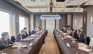 강정애 국가보훈부 장관이 7일 오후 서울시 중구 플라자호텔에서 열린 국가보훈위원회 민간위원 간담회에 참석하여 회의를 하고 있다.