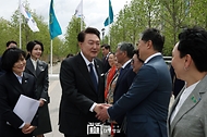 카자흐스탄을 국빈 방문 중인 윤석열 대통령과 김건희 여사가 12일(현지시간) 카자흐스탄 아스타나의 국민 감사 기념비를 찾아 헌화한 뒤 카자흐스탄 민족협회 대표인 고려인들과 인사하고 있다.